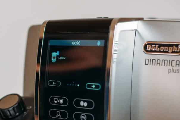 panel sterujący i dotykowe przyciski ekspresu De'Longhi Dinamica Plus