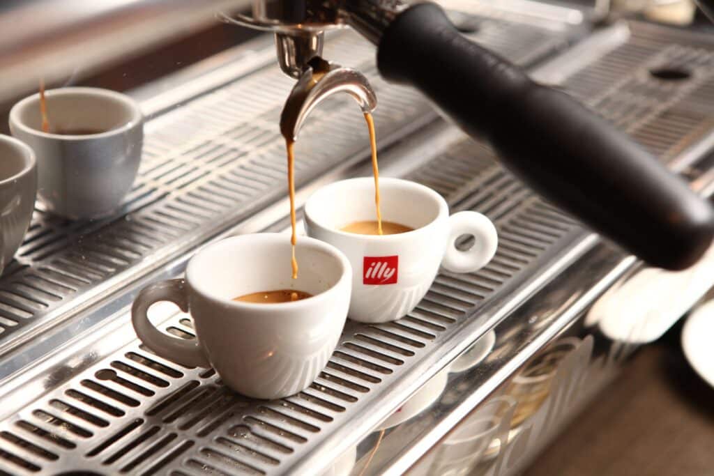 Ekspres parzy espresso na dwie filiżanki
