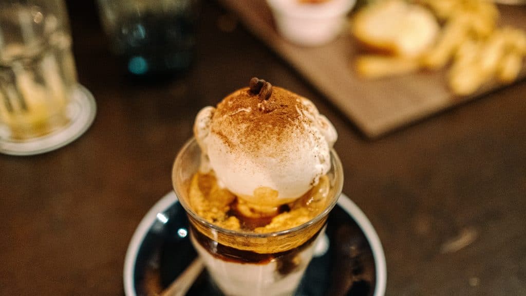 wersja affogato z bitą śmietaną i kakao