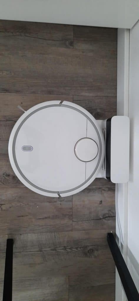 robot odkurzający Xiaomi w bazie ładujacej