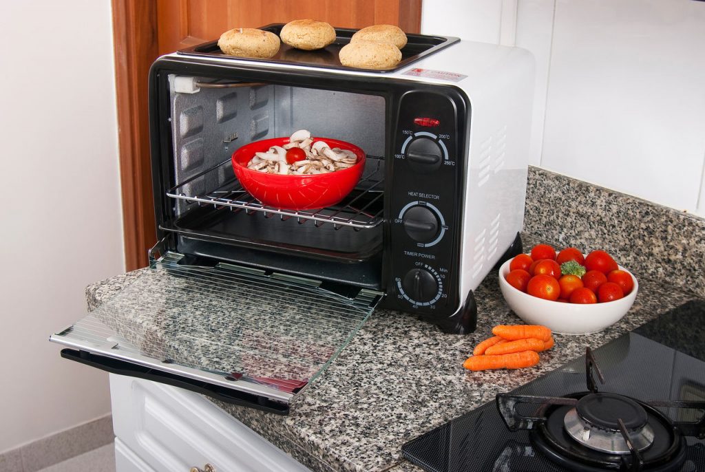 mini piekarnik sotjący na blacie kuchennym