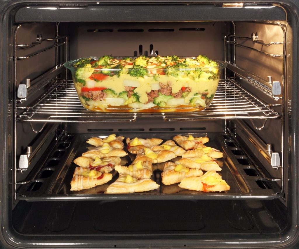 Pieczenie dwóch różnych potraw na raz w piekarniku dual cook.