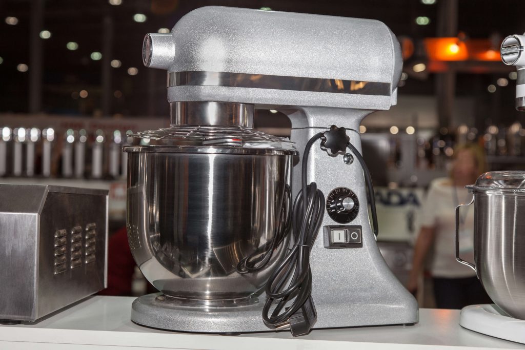 robot kuchenny ze stalową misą