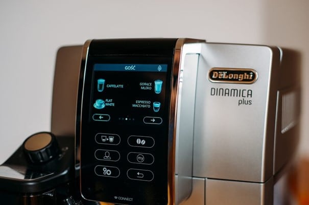 kolorowy wyświetlacz dotykowy ekspresu De'Longhi Dinamica Plus