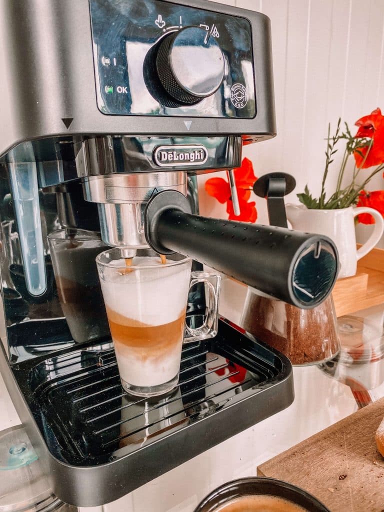 kawa latte z ekspresu De'Longhi