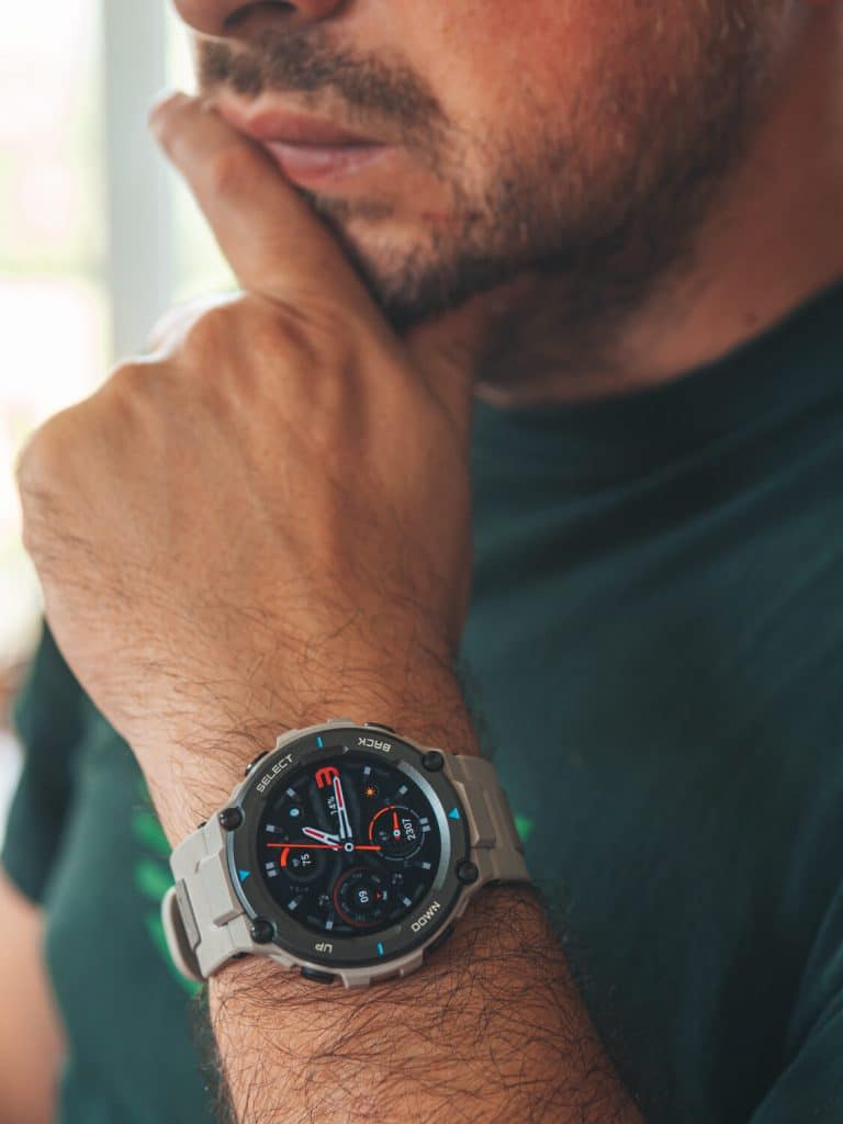 smartwatch Amazfit T-Rex Pro na nadgarstku mężczyzny