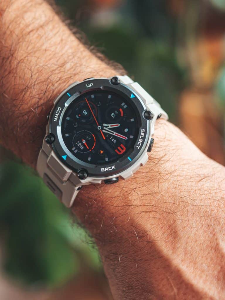 smartwatch Amazfit T-Rex Pro na nadgarstku