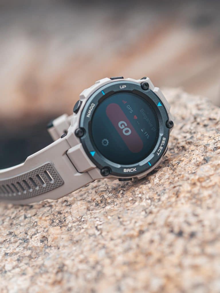 Smartwatch Amazfit T-Rex Pro z uruchomionym trybem biegania
