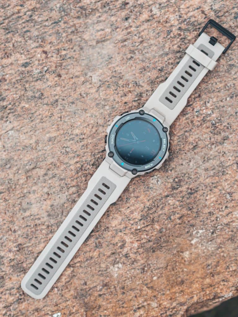 smartwatch Amazfit T-Rex Pro na kamiennym blacie