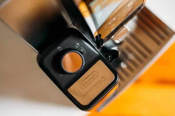 karafka systemu LatteCrema w De'Longhi ECAM 370.95.S