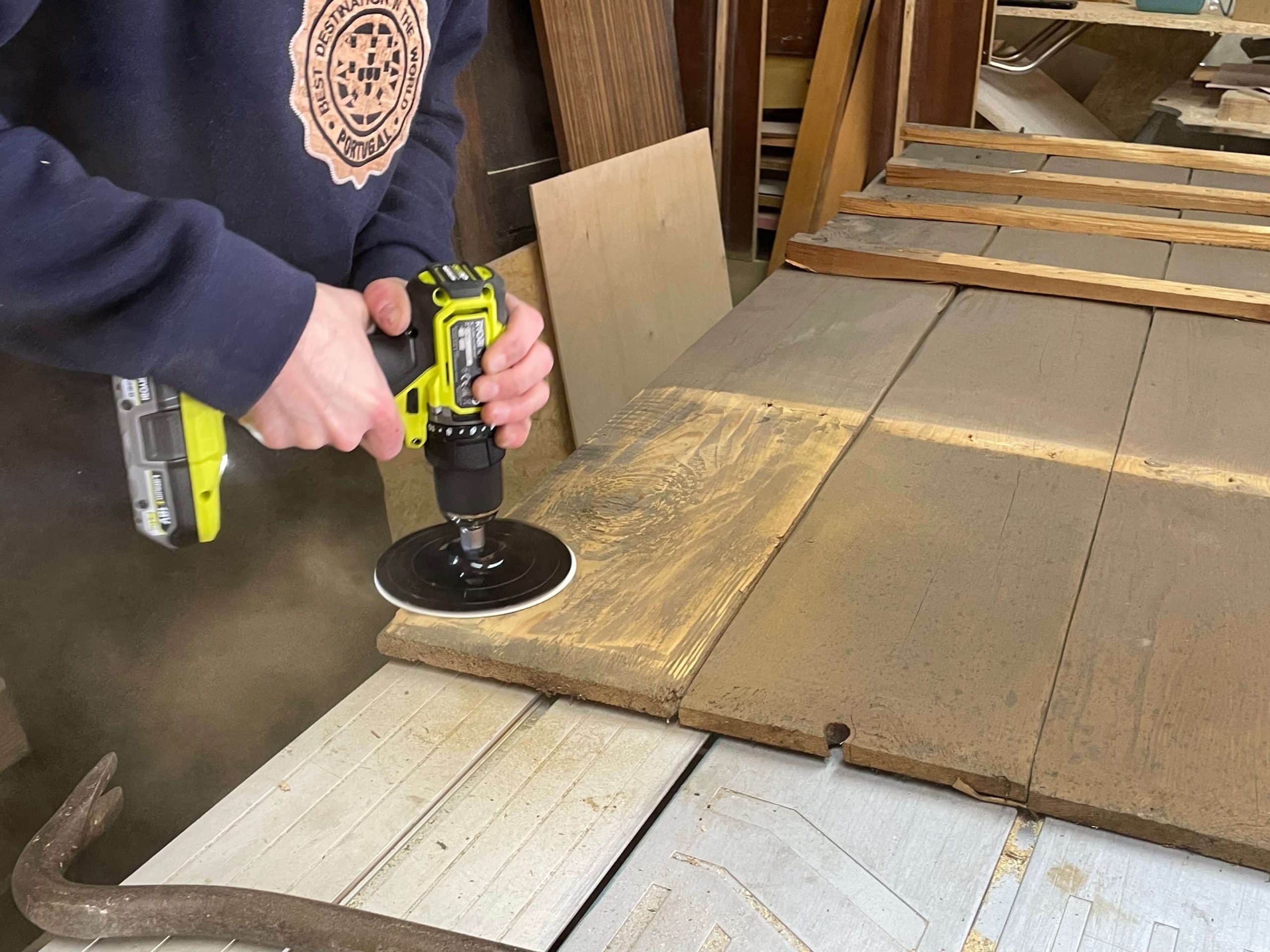 Test wkrętarek Ryobi i Parkside - oczyszczanie drewna tarczą szlifierską
