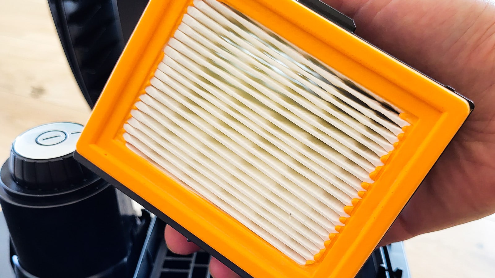 Wyciągnięty filtr HEPA z odkurzacza Bosch Serie 4 BGB38BA3T