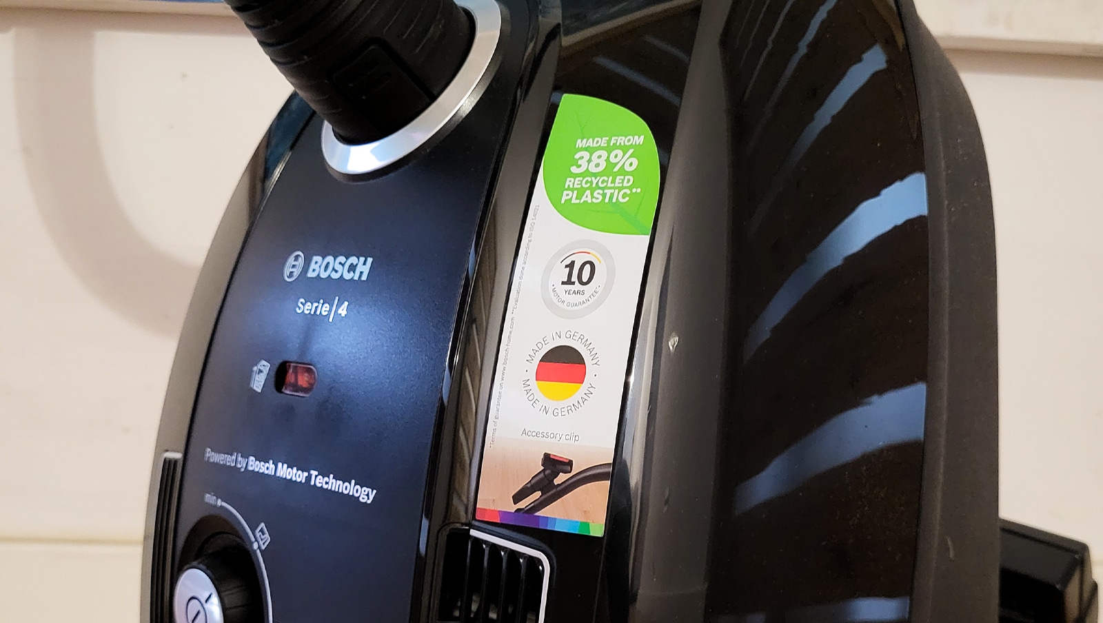 Naklejka o wykonaniu odkurzacza Bosch Serie 4 BGB38BA3T z 38% recyklingowego plastiku