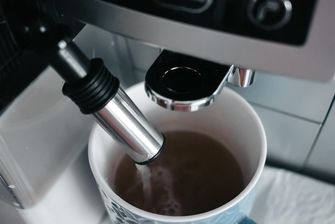 dysza spieniająca ekspresu DeLonghi ECAM 23.460S  w trakcie płukania