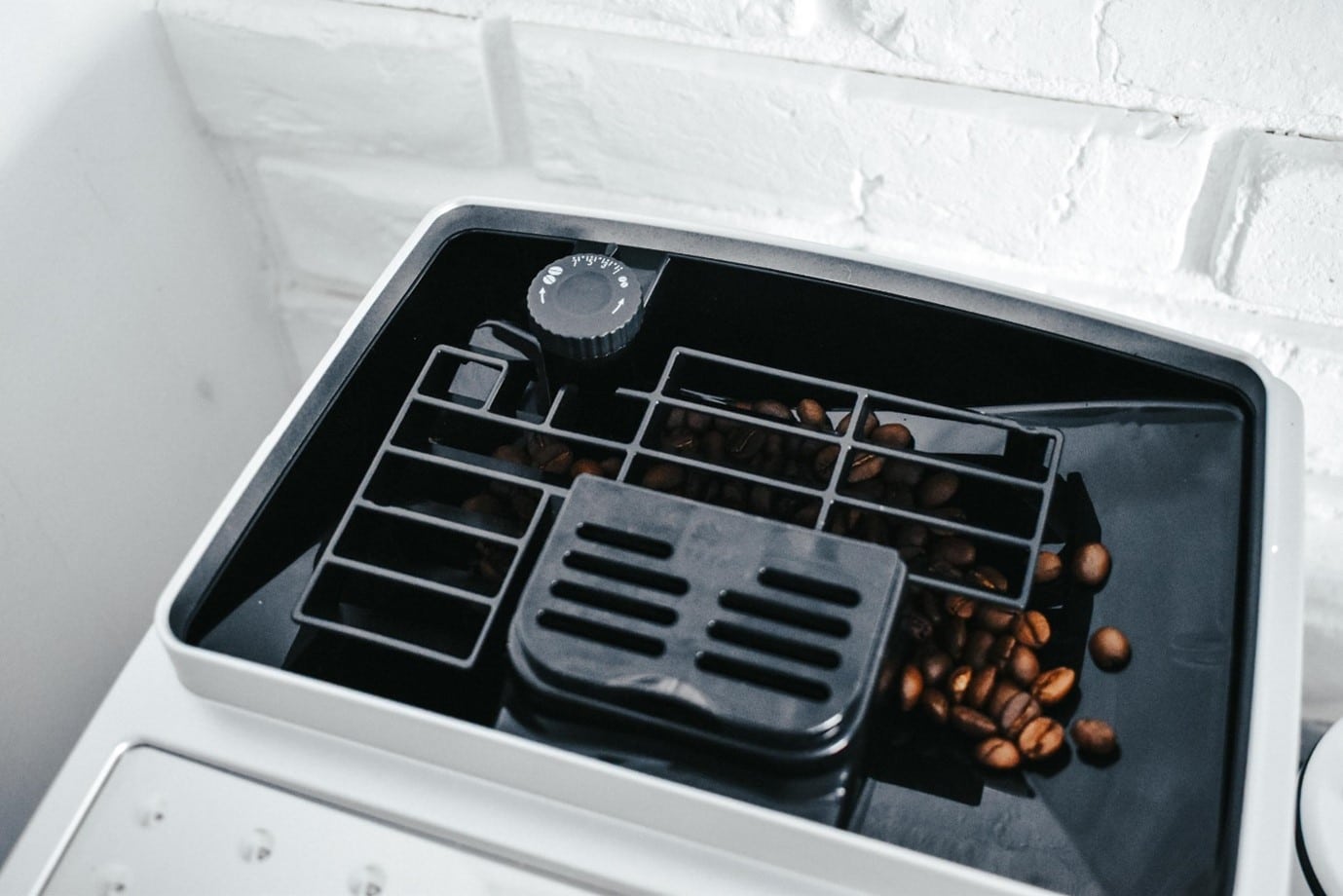 pojemnik na ziarna i stalowy młynek w ekspresie DeLonghi ECAM 23.460S
