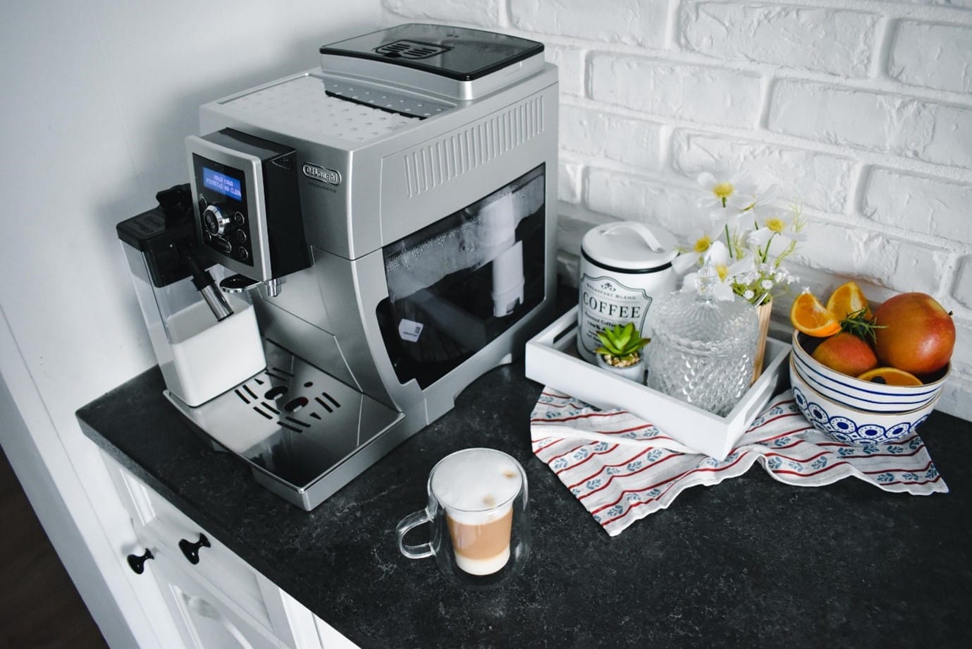 ekspres automatyczny DeLonghi ECAM 23.460S  na blacie kuchennym