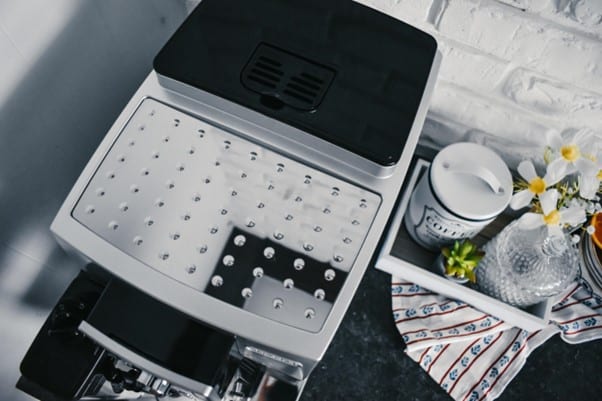 pokrywa młynka i podstawka do podgrzewania filiżanek ekspresu DeLonghi ECAM 23.460S