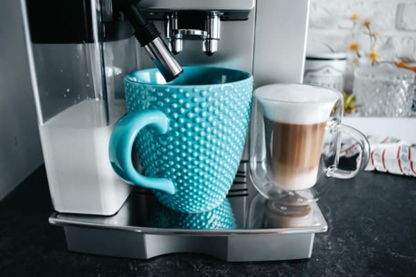 duży niebieski kubek na ekspresie do kawy DeLonghi ECAM 23.460S