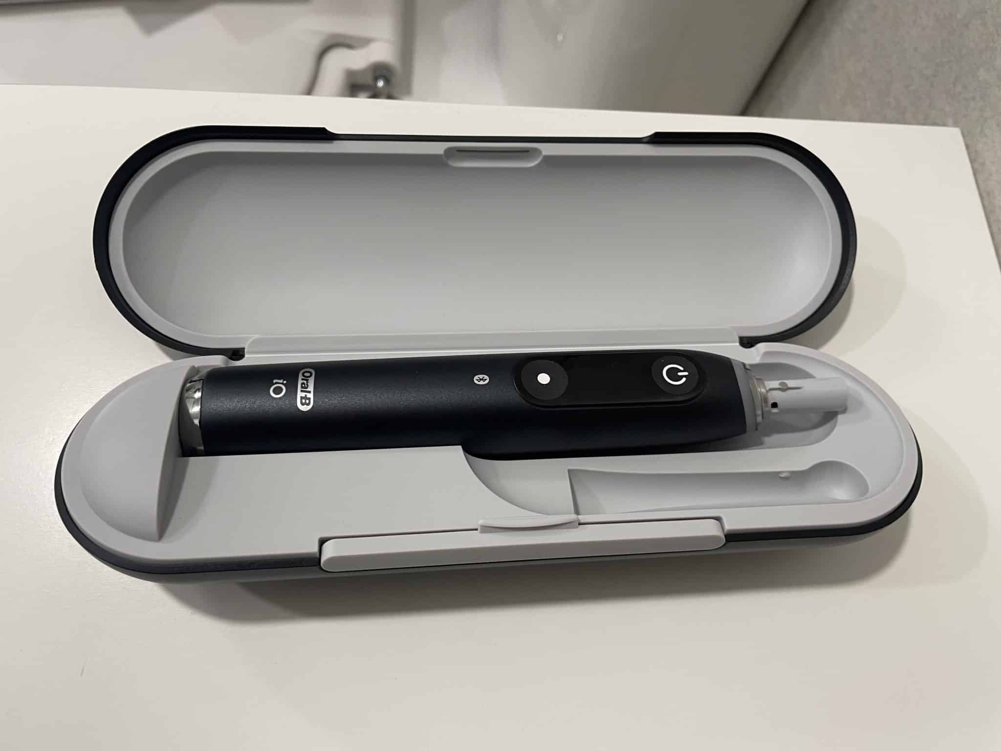 Szczoteczka magnetyczna iO 9N w etui ładującym