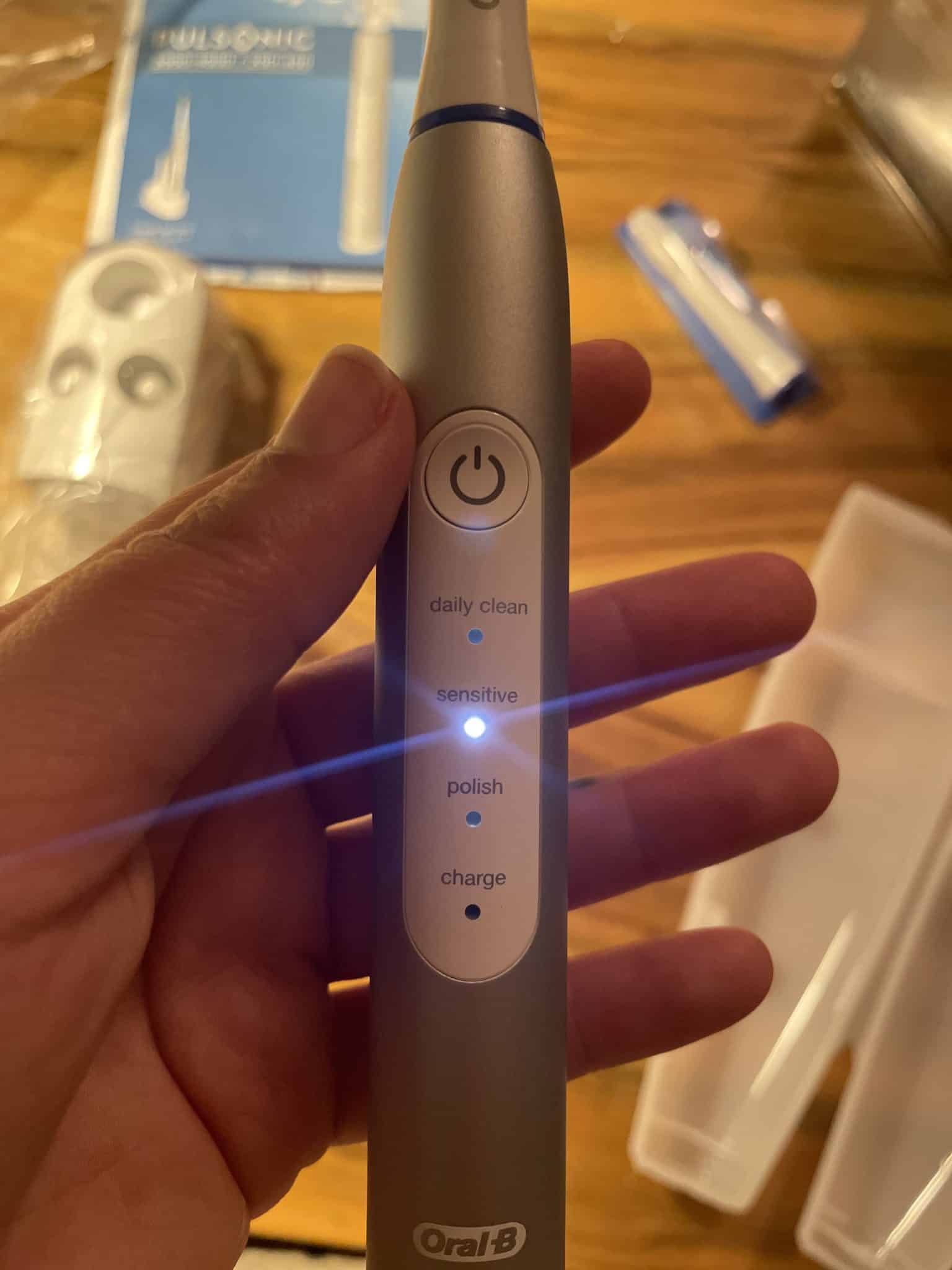 Rączka szczoteczki Orał-B Pulsonic Slim Luxe 42000 z włączonym trybem Sensitive