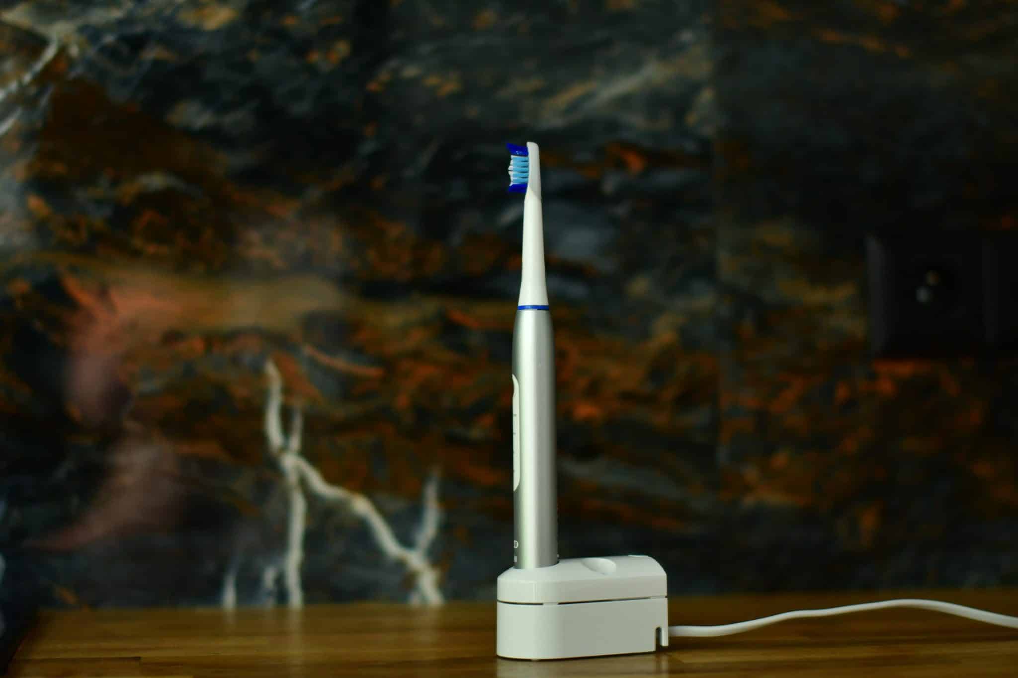 Szczoteczka Pulsonic Slim Luxe 4200 stojąca bokiem na ładowarce