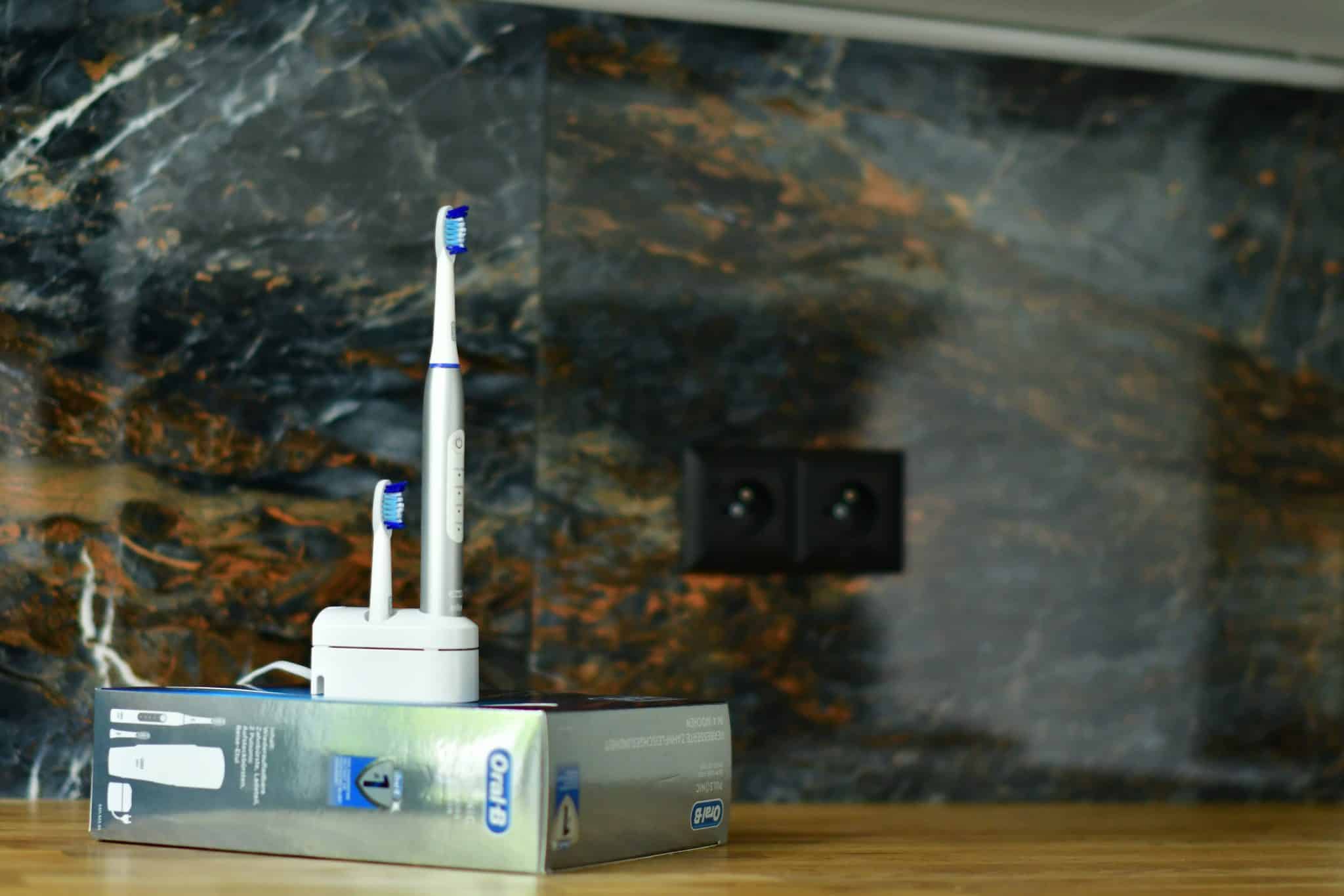 Szczoteczka soniczna Oral-B Pulsonic Slim Luxe 4200 umieszczona w ładowarce razem z dodatkową główka