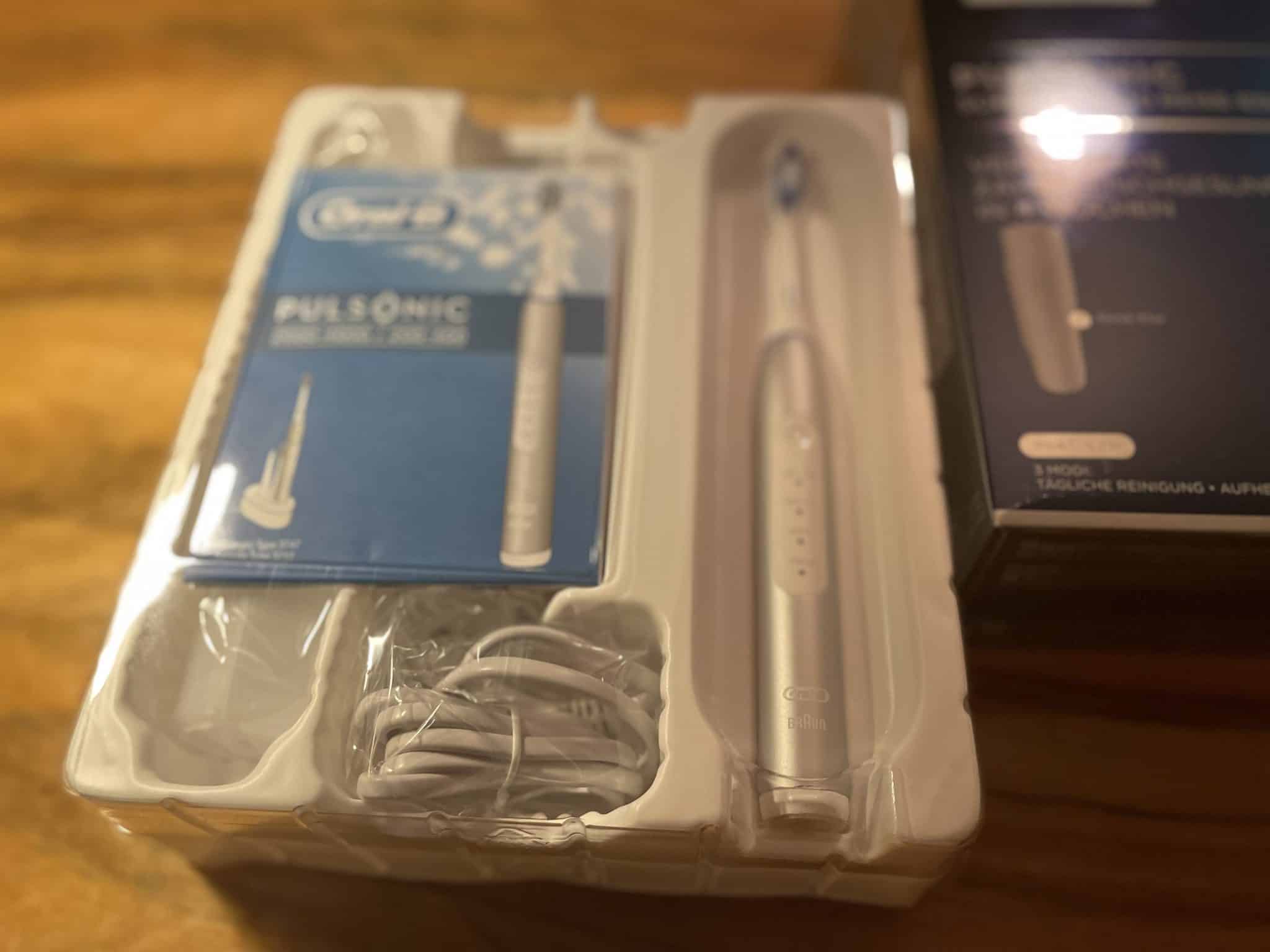 Szczoteczka do zębów Oral-B Pulsonic z akcesoriami w opakowaniu