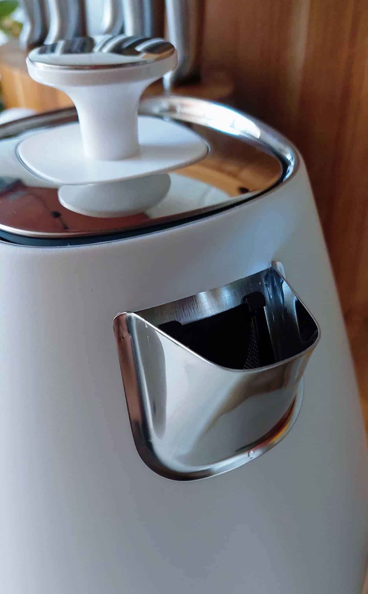 Czajnik elektryczny De’Longhi Distinta Moments - chromowane elementy