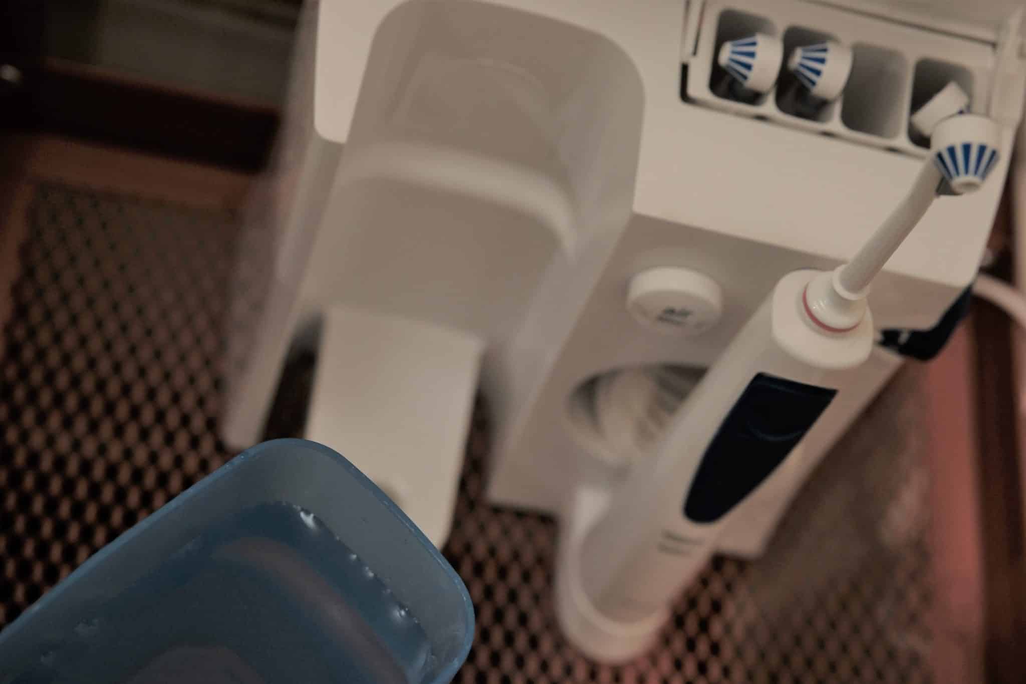napełniony wodą zbiornik do irygatora do zębów Oral-B Proffesional Care OxyJet