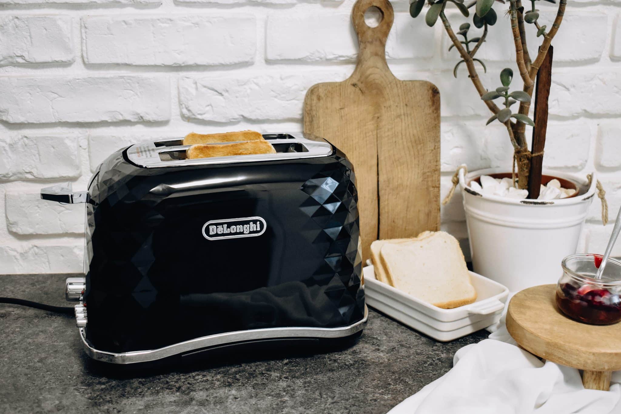 Opiekanie grzanek w tosterze De’Longhi Brillante