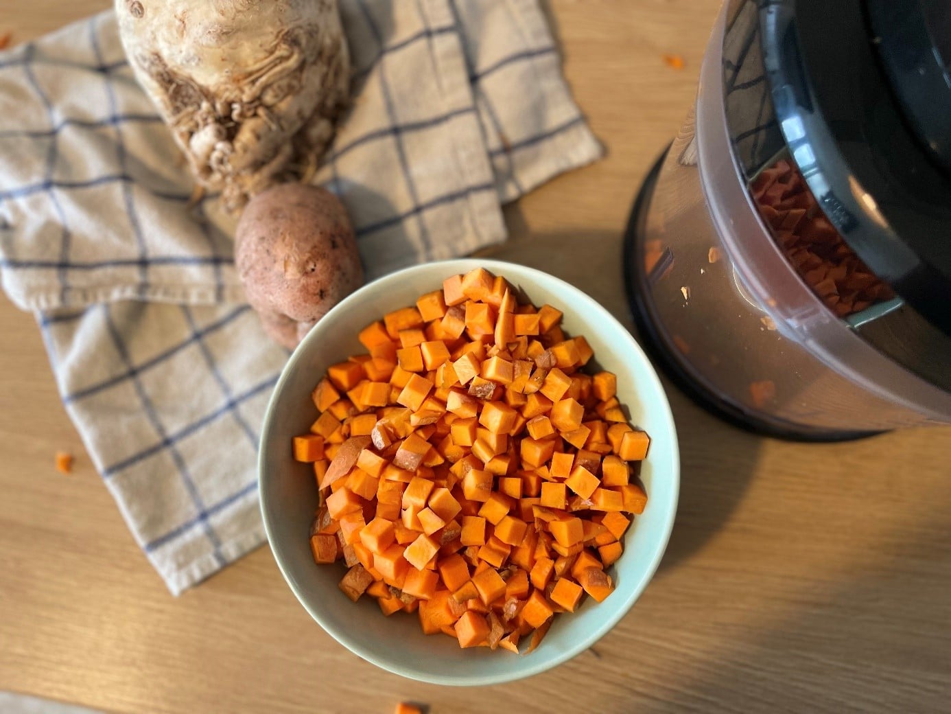 Blender do krojenia w kostkę radzi sobie z surową marchewką do sałatki jarzynowej