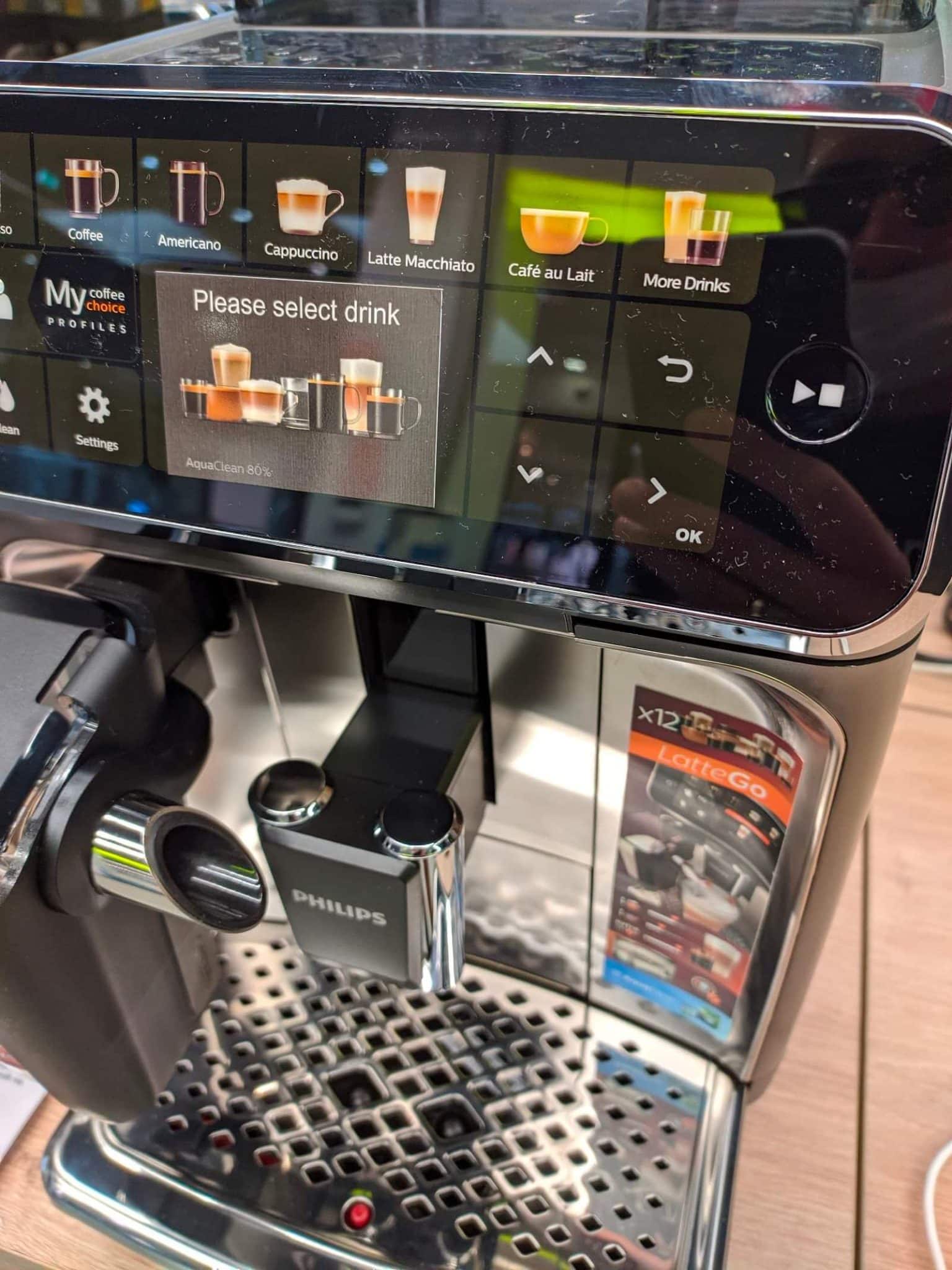 kolorowy wyświetlacz i panel sterujący ekspresu Philips LatteGo 5400