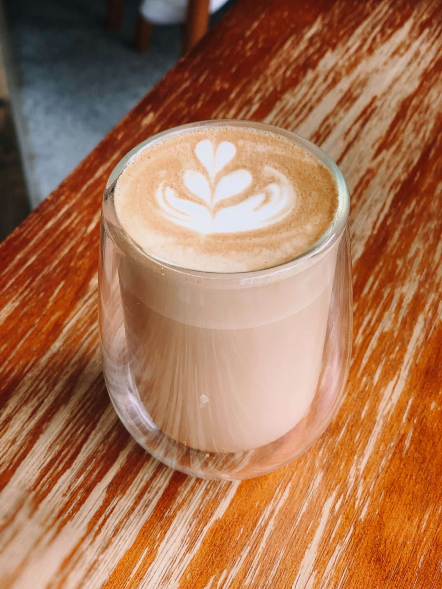 Kawa latte w szklance
