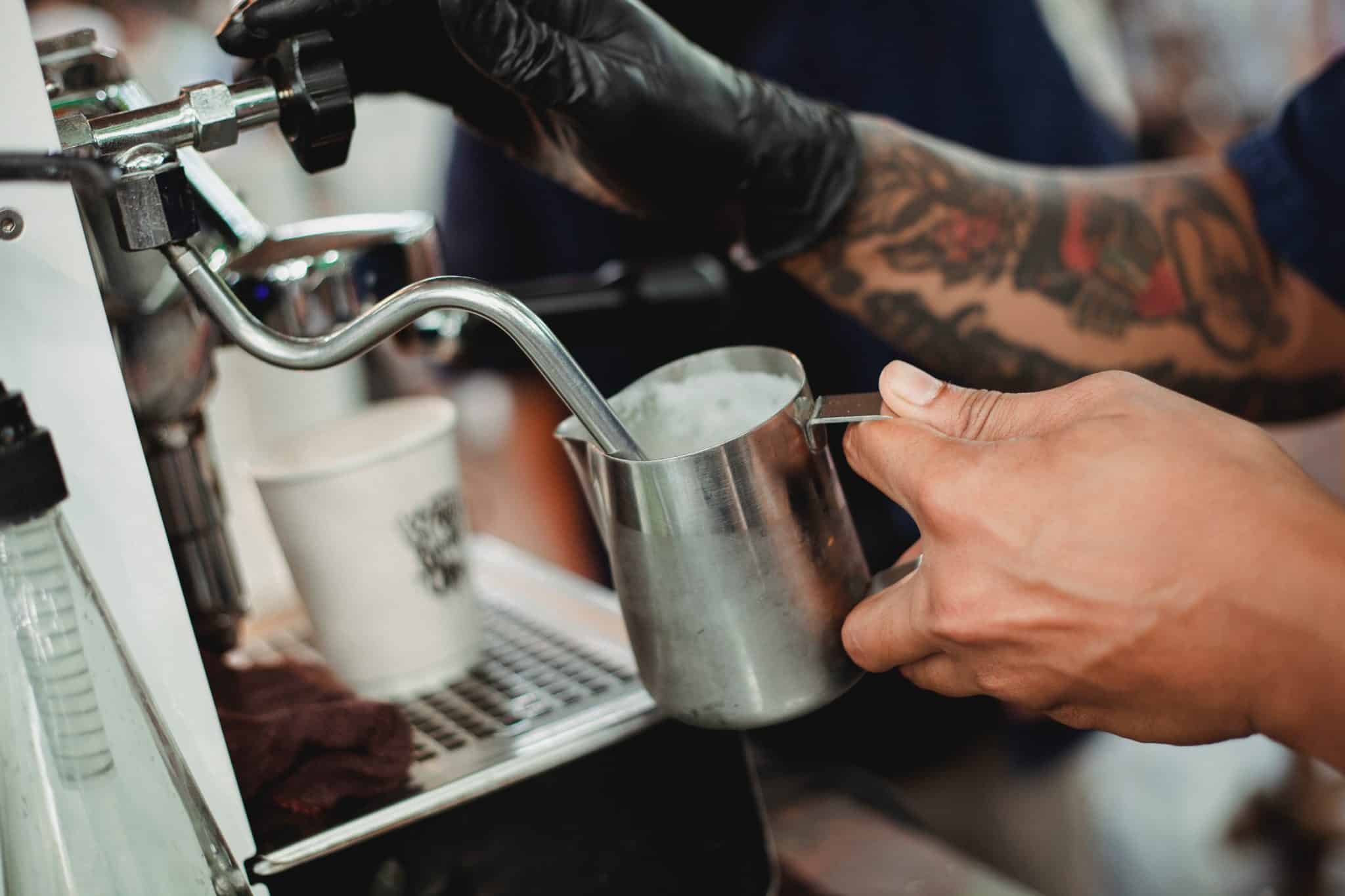 Spienianie mleka do caffe latte w ekspresie kolbowym