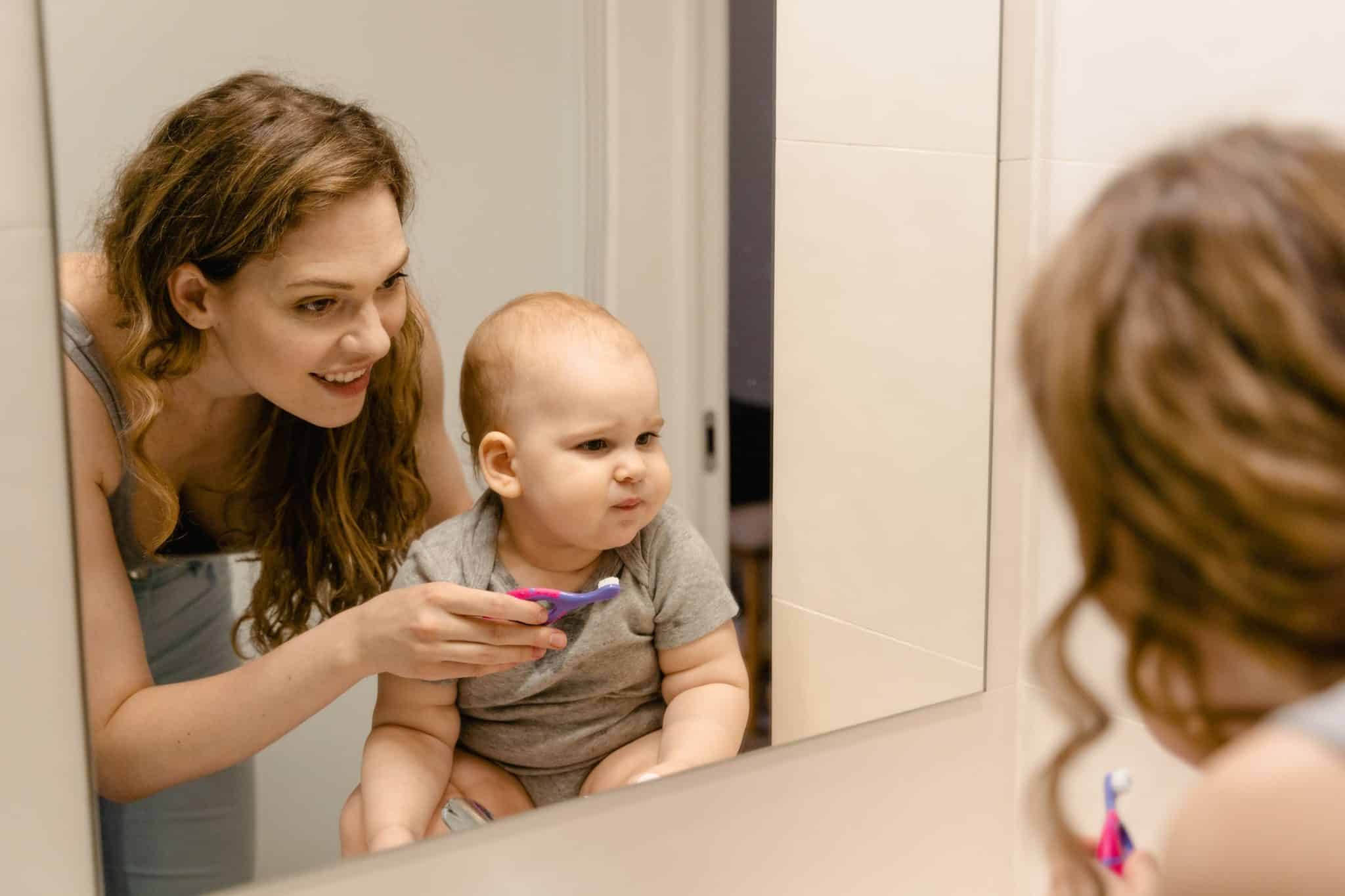 mama myjąca zęby małemu dziecku