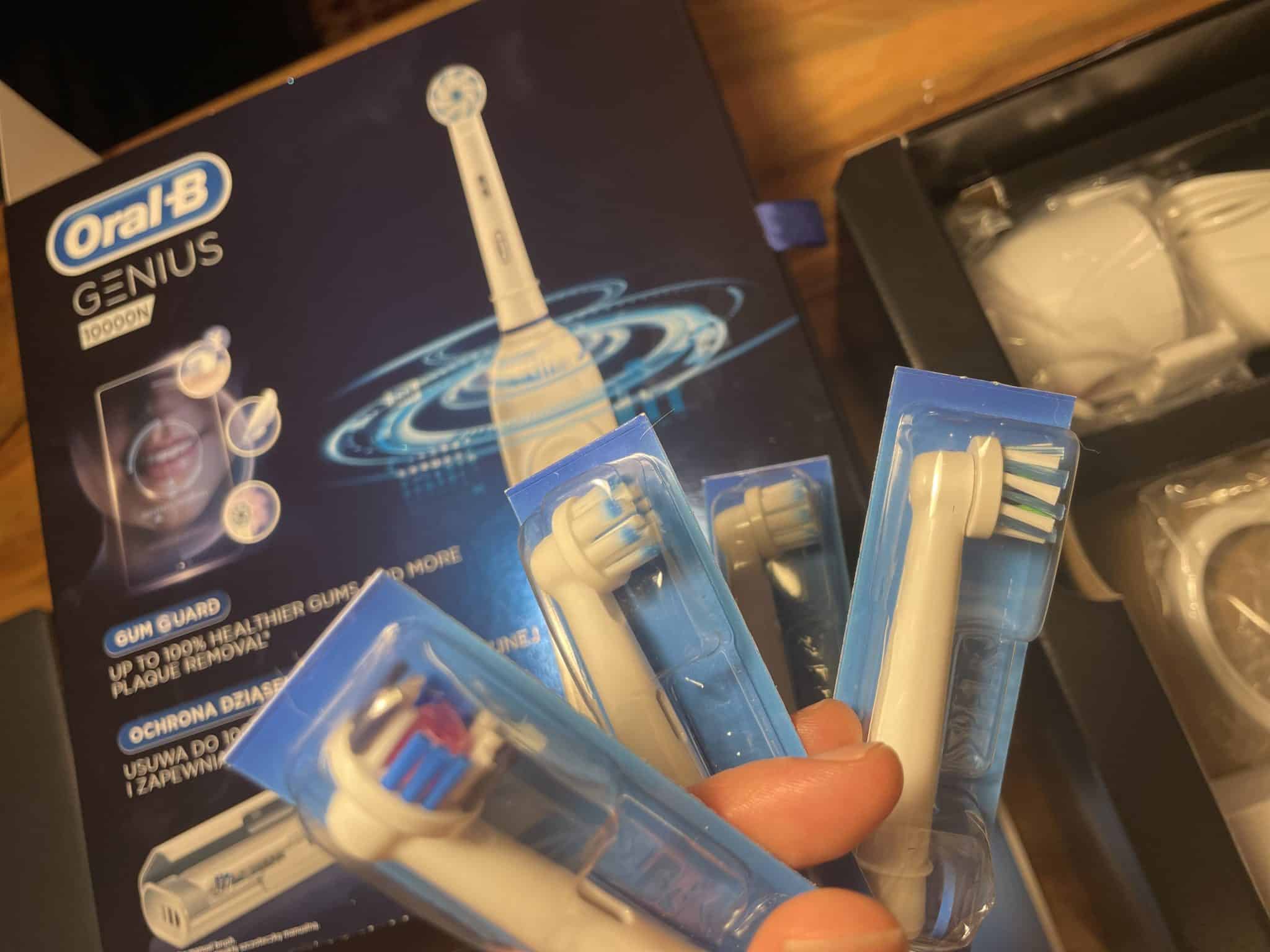 4 wymienne końcówki szczoteczki Oral-B Genius 10000N, w tle opakowanie