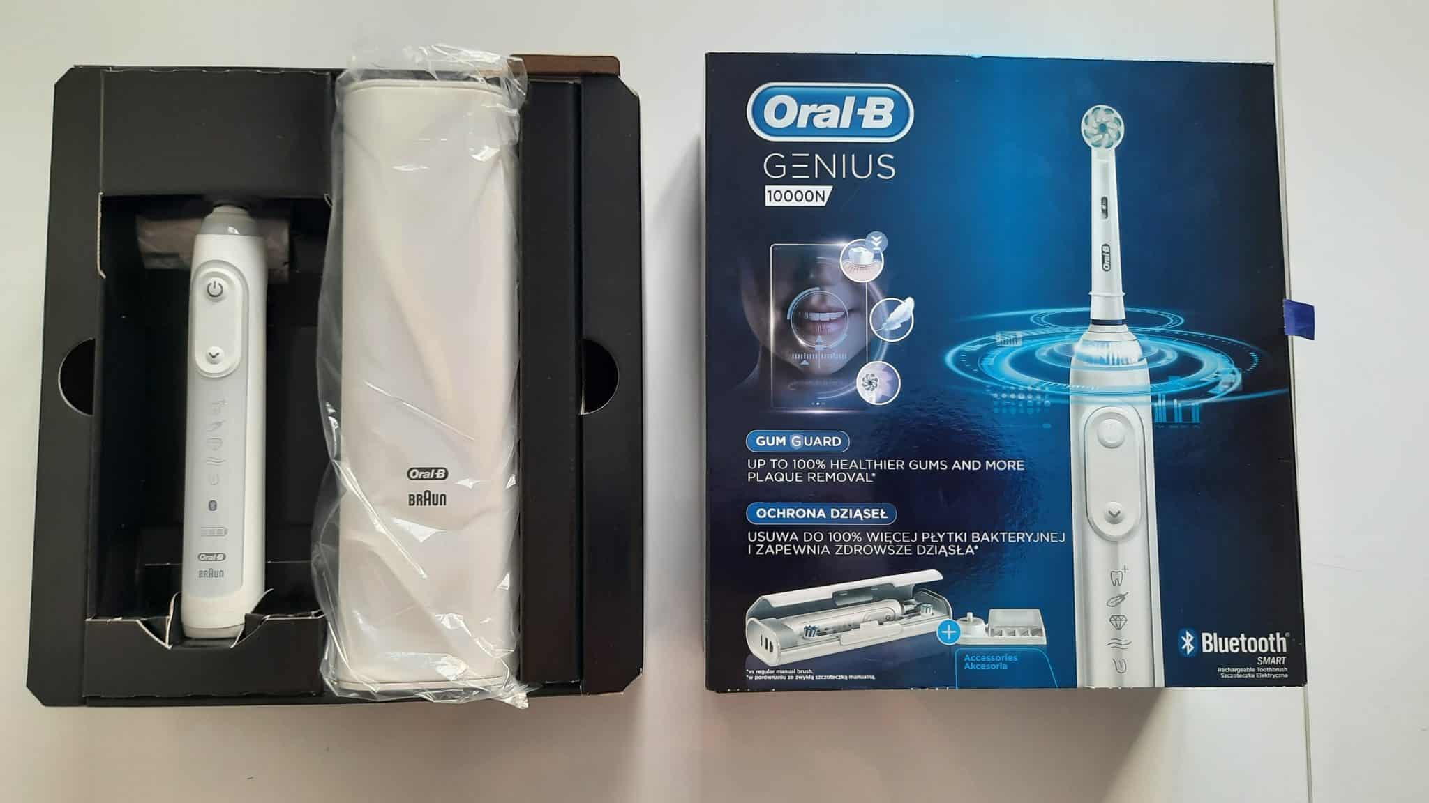 Rękojeść szczoteczki Genius 10000N i etui w pudełku, obok opakowanie z grafiką przedstawiającą szczoteczkę Oral-B