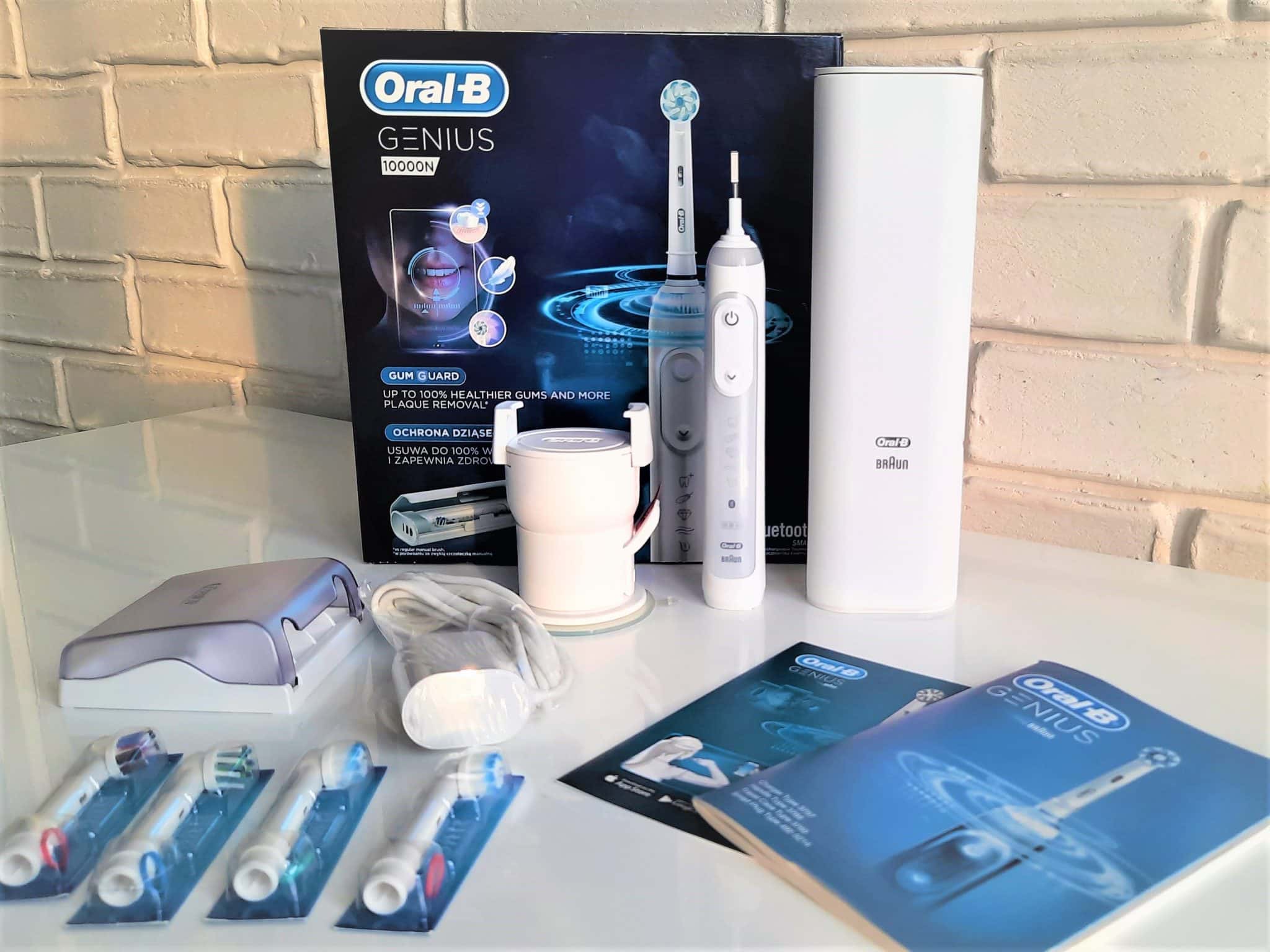 Szczoteczka Genius 10000N z pudełkiem i akcesoriami: etui, wymiennymi główkami, ładowarka, uchwytem, pojemnikiem na końcówki i instrukcją obsługi
