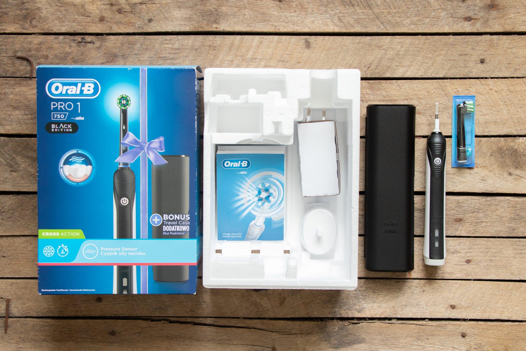 Szczoteczka elektryczna Oral-B PRO 750 CrossAction i akcesoria znajdujące się w zestawie