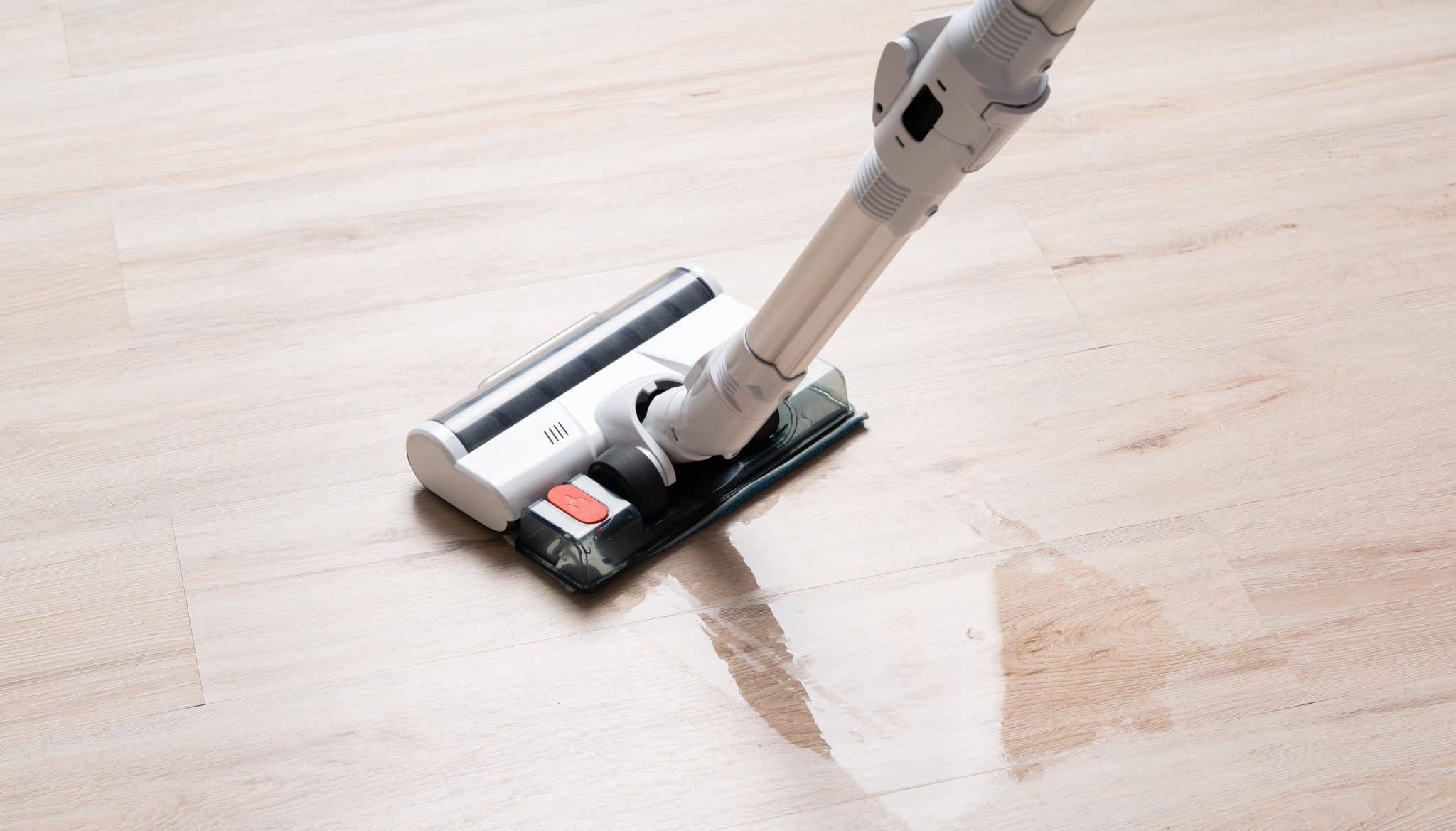 Wielofunkcyjny odkurzacz bezprzewodowy z funkcją mycia pracujący na drewnianych panelach podłogowych