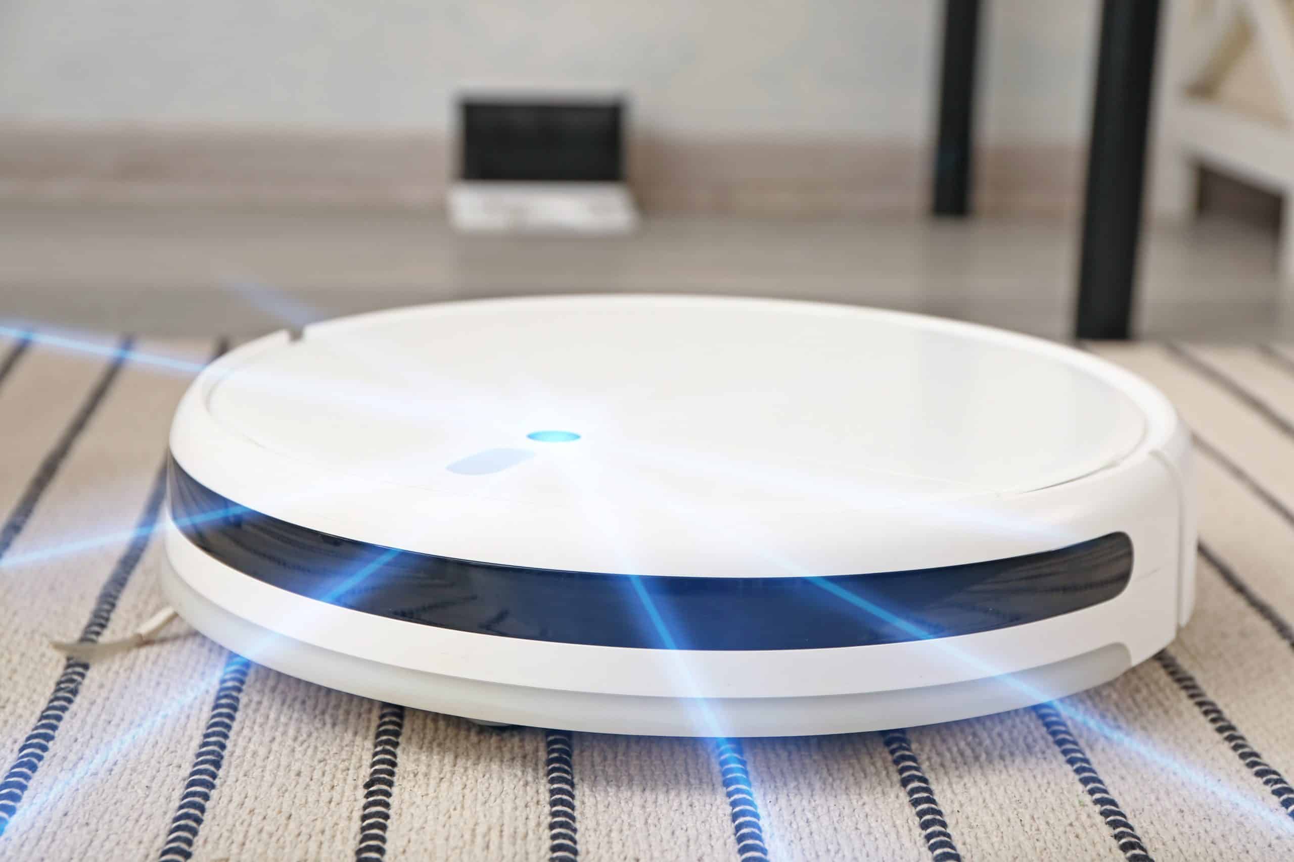 Biały robot sprzątający z funkcją mapowania