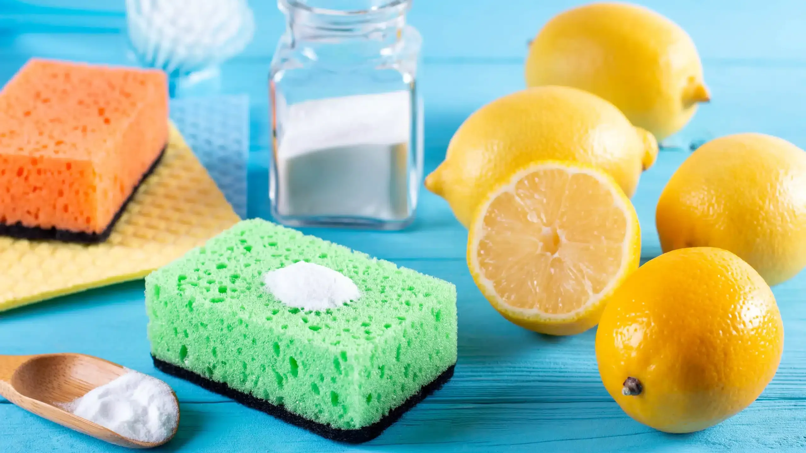 Soda oczyszczona, cytryny, gąbki i ściereczki, które przydadzą się do mycia lodówki domowymi sposobami