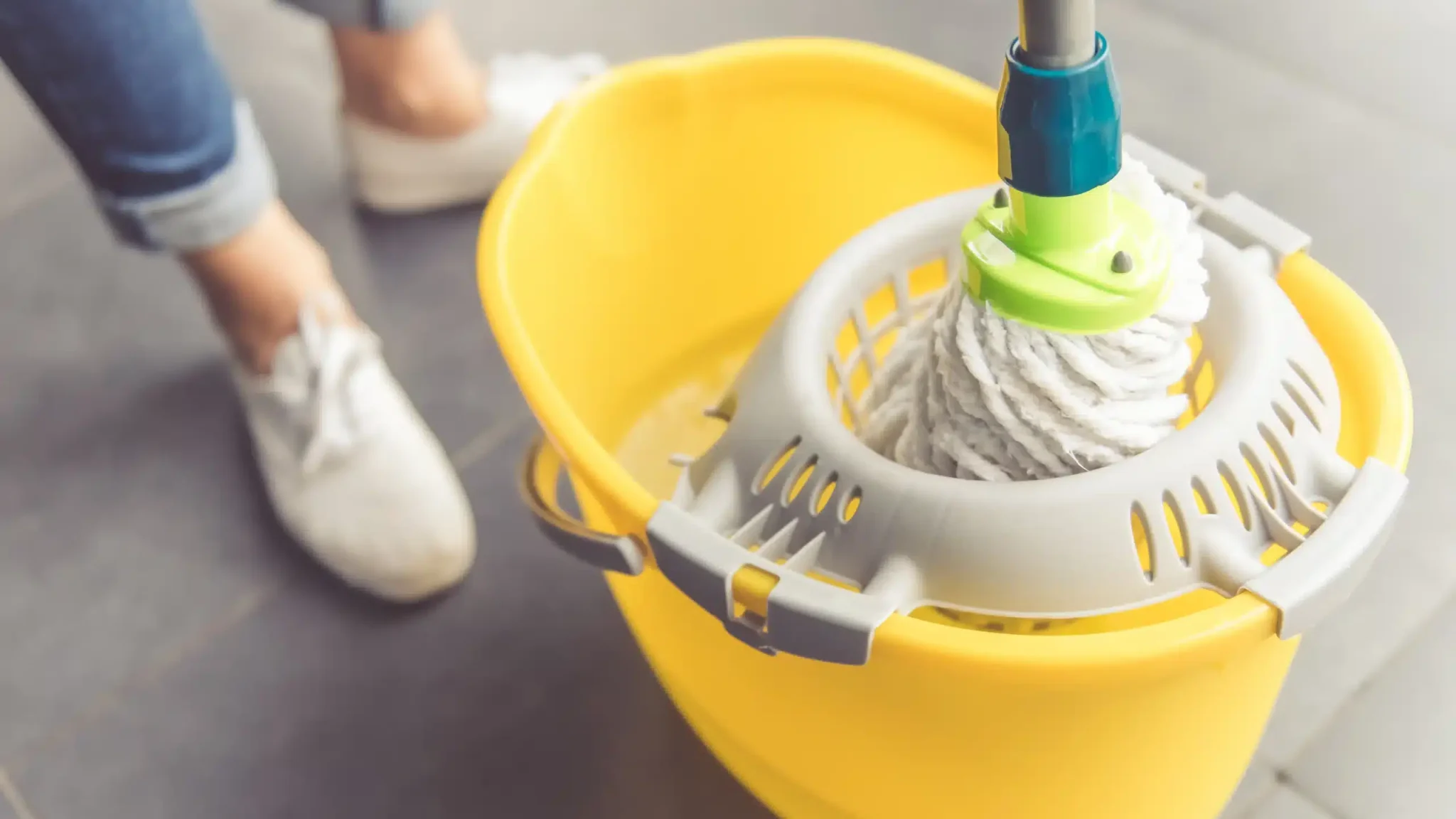 Czysty mop i czysta woda w wiadrze - najważniejsze elementy skutecznego mycia podłóg po remoncie