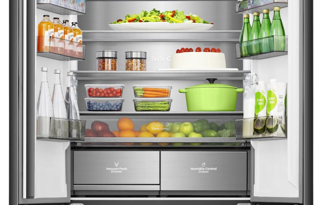 Wnętrze lodówki multidoor Hisense RQ768N4GBE z szufladą próżniową i szufladą z regulacją wilgotności