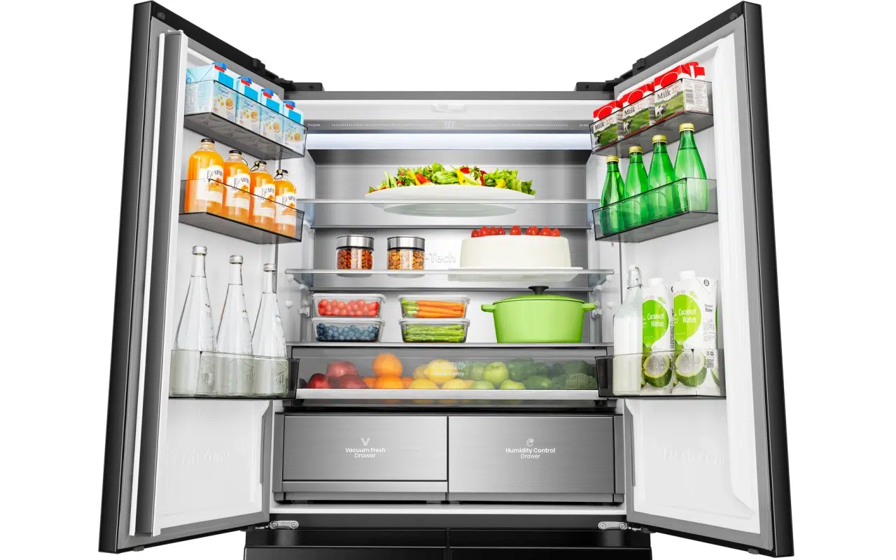 Otwarta, wypełniona świeżymi produktami lodówka Hisense RQ768N4GBE z szufladą próżniową Vacuum Fresh Drawer