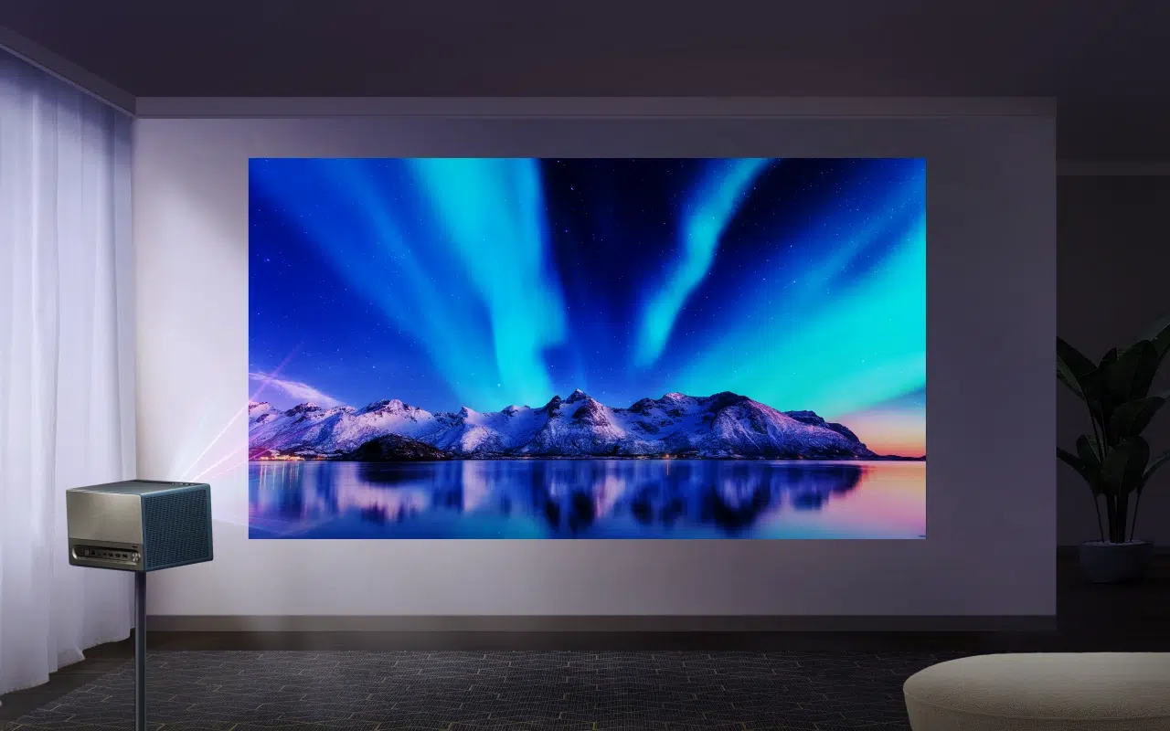 obraz z laserowego projektora 4K UHD Hisense C1 wyświetlany na ścianie w salonie