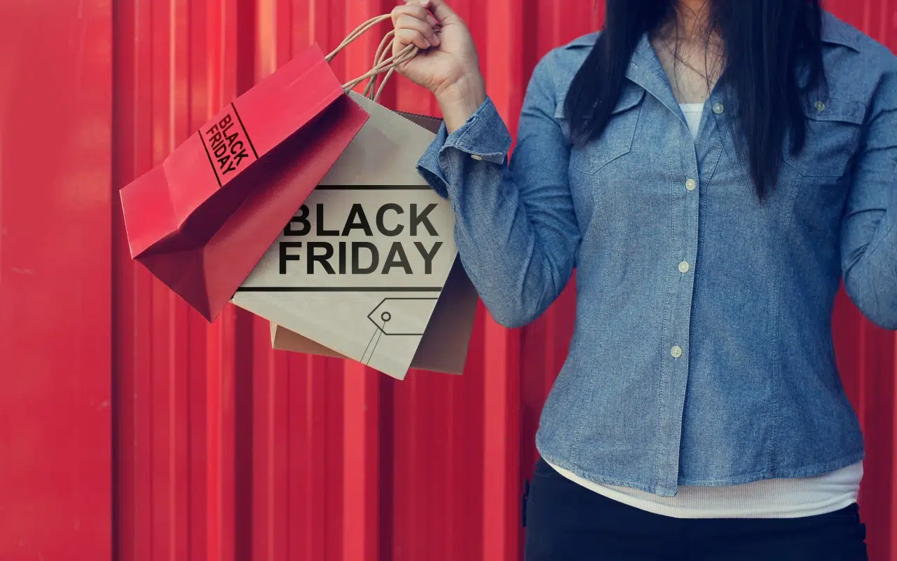 kobieta trzyma zakupy zrobione w promocji na black friday