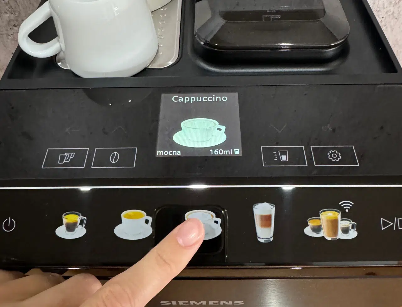 przygotowywanie cappuccino w automatycznym ekspresie do kawy Siemens EQ500 connect