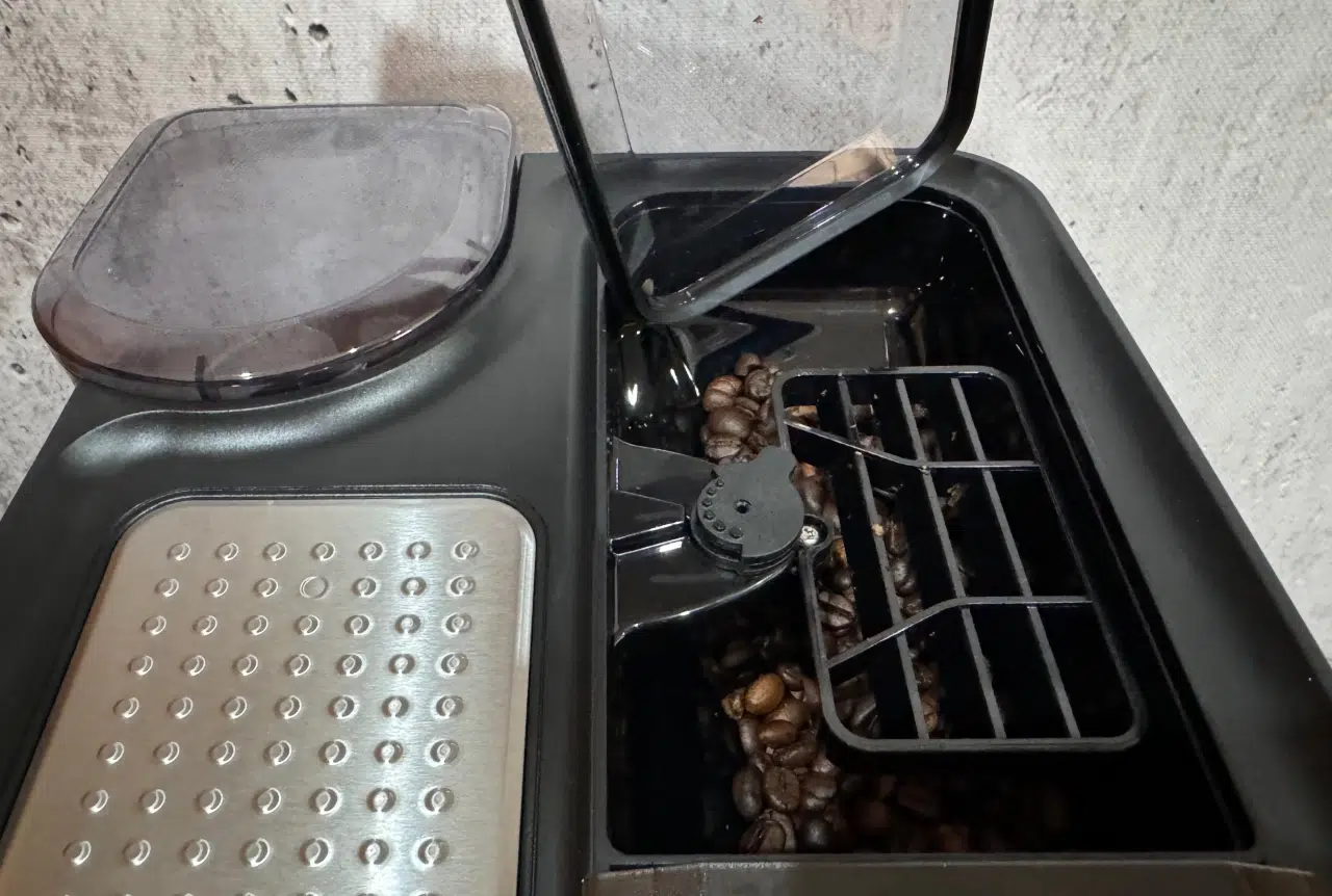 młynek i pojemnik na kawę ziarnistą w ekspresie Siemens EQ500 connect