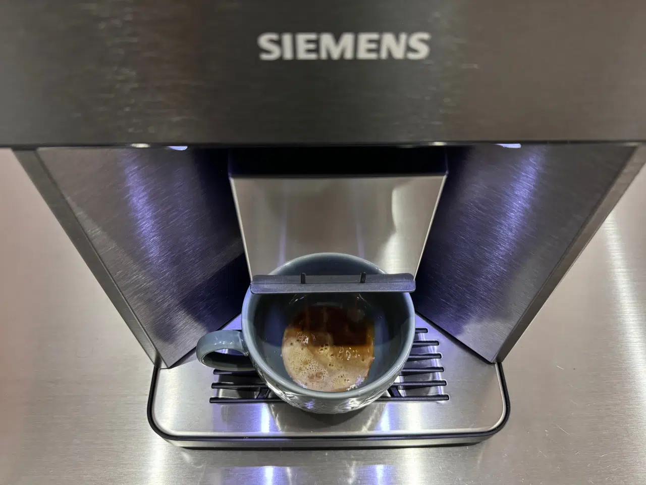 parzenie espresso przy pomocy automatycznego ekspresu do kawy Siemens EQ500 connect